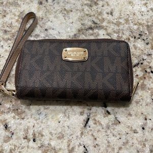 Micheal kors wristlet wallet
